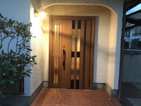 木製の玄関ドアはお手入れが大変です
